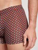Herren-Model trägt Boxer Brief aus Baumwolle in Rot, Gemustert aus Serie Daywear Xtra von CALIDA, Detail