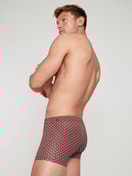 Herren-Model trägt Boxer Brief aus Baumwolle in Rot, Gemustert aus Serie Daywear Xtra von CALIDA, Zusatzbild