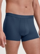 Herren-Model trägt Boxer Brief mit Softbund aus Baumwolle in Blau, Einfarbig aus Serie Evolution von CALIDA, Vorderansicht