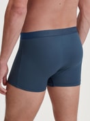 Herren-Model trägt Boxer Brief mit Softbund aus Baumwolle in Blau, Einfarbig aus Serie Evolution von CALIDA, Rückansicht