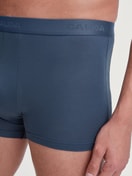 Herren-Model trägt Boxer Brief mit Softbund aus Baumwolle in Blau, Einfarbig aus Serie Evolution von CALIDA, Detail