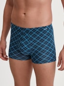 Herren-Model trägt Boxer Brief aus Baumwolle in Blau, Kariert aus Serie Cotton Code Design von CALIDA, Vorderansicht
