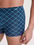 Herren-Model trägt Boxer Brief aus Baumwolle in Blau, Kariert aus Serie Cotton Code Design von CALIDA, Detail