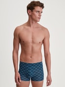 Herren-Model trägt Boxer Brief aus Baumwolle in Blau, Kariert aus Serie Cotton Code Design von CALIDA, Zusatzbild