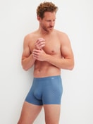 La modella / Il modello Uomo indossa Boxer brief in Cotone di colore Blu, Modello, della serie Cotton Code Design di CALIDA, Abbigliamento