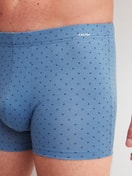 La modella / Il modello Uomo indossa Boxer brief in Cotone di colore Blu, Modello, della serie Cotton Code Design di CALIDA, Dettaglio
