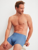 La modella / Il modello Uomo indossa Boxer brief in Cotone di colore Blu, Modello, della serie Cotton Code Design di CALIDA, Immagine aggiuntiva