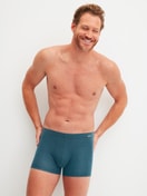 La modella / Il modello Uomo indossa Boxer brief in Cotone di colore Blu, Modello, della serie Cotton Code Design di CALIDA, Vista frontale