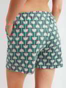 La modella / Il modello Donna indossa Pantaloni corti del pigiama in 100% cotone di colore Turchese, Floreale, della serie Favourites Beach di CALIDA, Vista posteriore