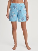 Damen-Model trägt Kurze Pyjamahose aus 100% Baumwolle in Blau, Gemustert aus Serie Favourites Journey von CALIDA, Vorderansicht
