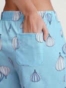 Damen-Model trägt Kurze Pyjamahose aus 100% Baumwolle in Blau, Gemustert aus Serie Favourites Journey von CALIDA, Detail