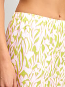 La modella / Il modello Donna indossa Pantaloni corti del pigiama in 100% cotone di colore Verde, Floreale, della serie Late Bloom M&M di CALIDA, Dettaglio