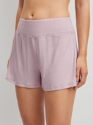 Damen-Model trägt Shorts aus TENCEL™ Modal aus Modal in Violett, Einfarbig aus Serie Feminine Lounge von CALIDA, Vorderansicht