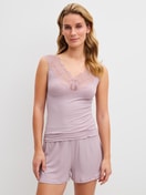 Damen-Model trägt Shorts aus TENCEL™ Modal aus Modal in Violett, Einfarbig aus Serie Feminine Lounge von CALIDA, Outfit