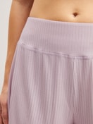Damen-Model trägt Shorts aus TENCEL™ Modal aus Modal in Violett, Einfarbig aus Serie Feminine Lounge von CALIDA, Detail