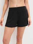 Damen-Model trägt Shorts aus TENCEL™ Modal aus Modal in Schwarz, Einfarbig aus Serie Feminine Lounge von CALIDA, Vorderansicht