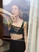 Damen-Model trägt Shorts aus TENCEL™ Modal aus Modal in Schwarz, Einfarbig aus Serie Feminine Lounge von CALIDA, Zusatzbild