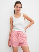 La modella / Il modello Donna indossa Pantaloni corti del pigiama in Cotone di colore Arancione, A righe, della serie Favourites Beach di CALIDA, Abbigliamento