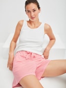 La modella / Il modello Donna indossa Pantaloni corti del pigiama in Cotone di colore Arancione, A righe, della serie Favourites Beach di CALIDA, Immagine aggiuntiva