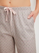 Damen-Model trägt 3/4-Pyjamahose aus 100% Baumwolle in Grün, Gemustert aus Serie Favourites Arts von CALIDA, Detail