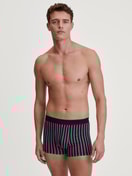 Le mannequin Homme porte le/la Boxer brief en Coton de couleur Orange, À motifs, de la série Grafic Cotton de CALIDA, Tenue