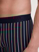 Le mannequin Homme porte le/la Boxer brief en Coton de couleur Orange, À motifs, de la série Grafic Cotton de CALIDA, Détail