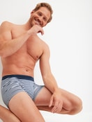 Herren-Model trägt Boxer Brief mit Softgummibund aus Baumwolle in Blau, Gestreift aus Serie Grafic Cotton von CALIDA, Zusatzbild