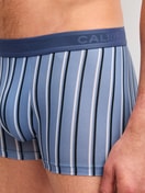 Herren-Model trägt Boxer Brief mit Softgummibund aus Pima® Baumwolle in Blau, Gestreift aus Serie Grafic Cotton von CALIDA, Detail
