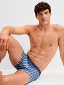Herren-Model trägt Boxer Brief mit Softgummibund aus Pima® Baumwolle in Blau, Gestreift aus Serie Grafic Cotton von CALIDA, Zusatzbild
