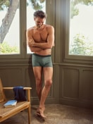 Herren-Model trägt Boxer Brief mit Softgummibund aus Baumwolle in Grün, Gemustert aus Serie Grafic Cotton von CALIDA, Vorderansicht