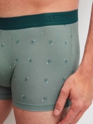 Herren-Model trägt Boxer Brief mit Softgummibund aus Baumwolle in Grün, Gemustert aus Serie Grafic Cotton von CALIDA, Detail