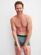 Herren-Model trägt Boxer Brief mit Softgummibund aus Baumwolle in Grün, Gemustert aus Serie Grafic Cotton von CALIDA, Zusatzbild