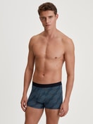 Herren-Model trägt Boxer Brief mit Softgummibund aus Baumwolle in Schwarz, Gemustert aus Serie Grafic Cotton von CALIDA, Outfit