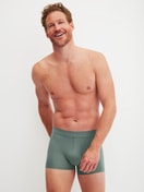 Herren-Model trägt Boxer Brief mit Quick Dry Effekt aus Modal in Grün, Einfarbig aus Serie Balanced Day von CALIDA, Outfit
