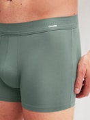 Herren-Model trägt Boxer Brief mit Quick Dry Effekt aus Modal in Grün, Einfarbig aus Serie Balanced Day von CALIDA, Detail