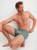 Herren-Model trägt Boxer Brief mit Quick Dry Effekt aus Modal in Grün, Einfarbig aus Serie Balanced Day von CALIDA, Zusatzbild