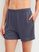 Damen-Model trägt Loungeshorts aus Modal in Blau, Einfarbig aus Serie Natural Loungewear von CALIDA, Vorderansicht