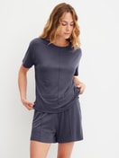 Damen-Model trägt Loungeshorts aus Modal in Blau, Einfarbig aus Serie Natural Loungewear von CALIDA, Outfit