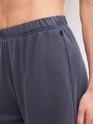 Damen-Model trägt Loungeshorts aus Modal in Blau, Einfarbig aus Serie Natural Loungewear von CALIDA, Detail