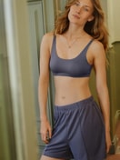 Damen-Model trägt Loungeshorts aus Modal in Blau, Einfarbig aus Serie Natural Loungewear von CALIDA, Zusatzbild