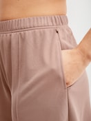 Damen-Model trägt Loungeshorts aus Modal in Braun, Einfarbig aus Serie Natural Loungewear von CALIDA, Detail