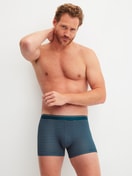 Herren-Model trägt Boxer Brief, 3er-Pack aus Baumwolle in Blau, Gestreift aus Serie Natural Benefit von CALIDA, Outfit