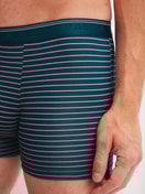 Herren-Model trägt Boxer Brief, 3er-Pack aus Baumwolle in Blau, Gestreift aus Serie Natural Benefit von CALIDA, Detail