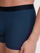 Le mannequin Homme porte le/la Boxer, lot de 3 en Coton de couleur Bleu, À motifs, de la série Natural Benefit de CALIDA, Détail