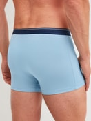 La modella / Il modello Uomo indossa Boxer, set da 3 in Cotone di colore Blu, Tinta unita, della serie Natural Benefit di CALIDA, Vista posteriore