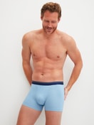 La modella / Il modello Uomo indossa Boxer, set da 3 in Cotone di colore Blu, Tinta unita, della serie Natural Benefit di CALIDA, Abbigliamento