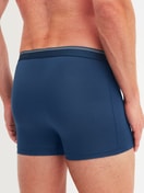 La modella / Il modello Uomo indossa Boxer, set da 3 in Cotone di colore Blu, Tinta unita, della serie Natural Benefit di CALIDA, Immagine aggiuntiva