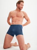 La modella / Il modello Uomo indossa Boxer, set da 3 in Cotone di colore Blu, Tinta unita, della serie Natural Benefit di CALIDA, Immagine aggiuntiva