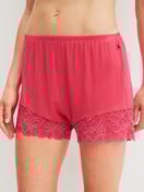 La modella / Il modello Donna indossa Pantaloni corti del pigiama in Modal di colore Rosa, Pizzo, della serie Favourites Love di CALIDA, Vista frontale