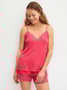 La modella / Il modello Donna indossa Pantaloni corti del pigiama in Modal di colore Rosa, Pizzo, della serie Favourites Love di CALIDA, Abbigliamento